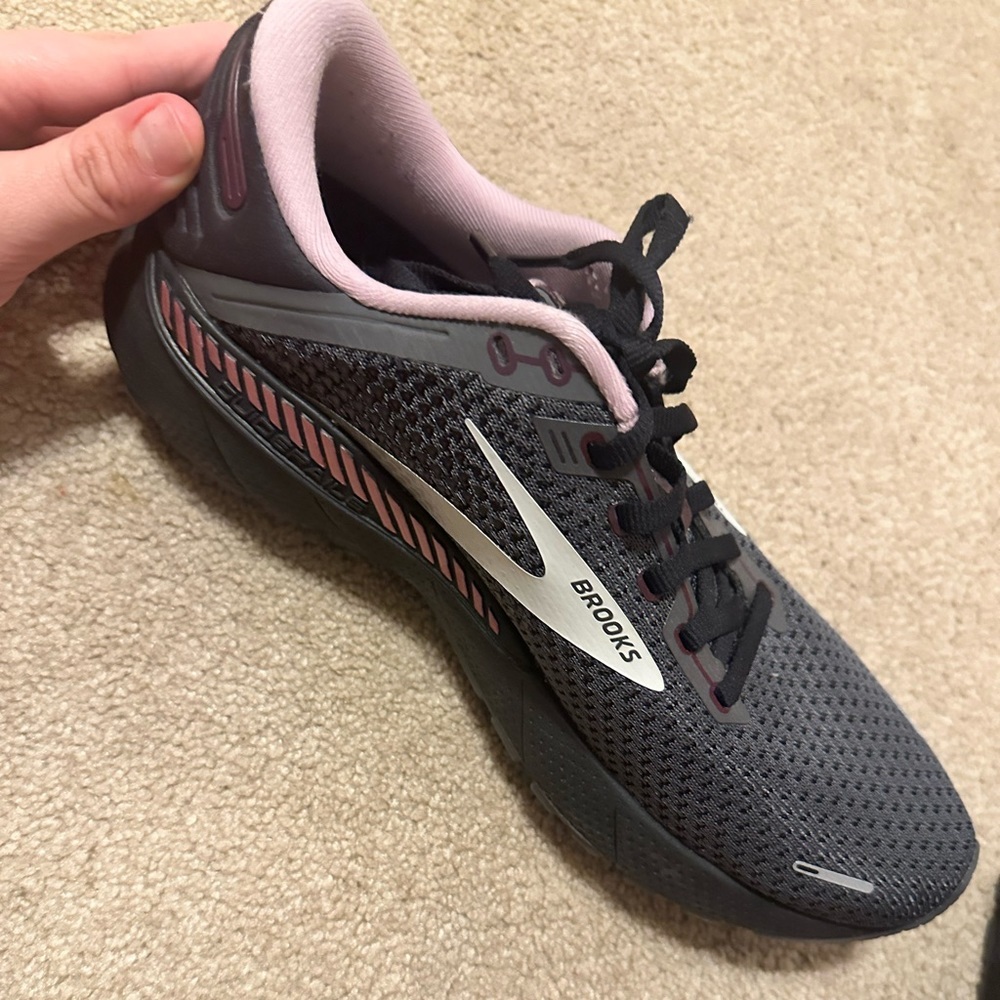 Brooks tennis shoes​